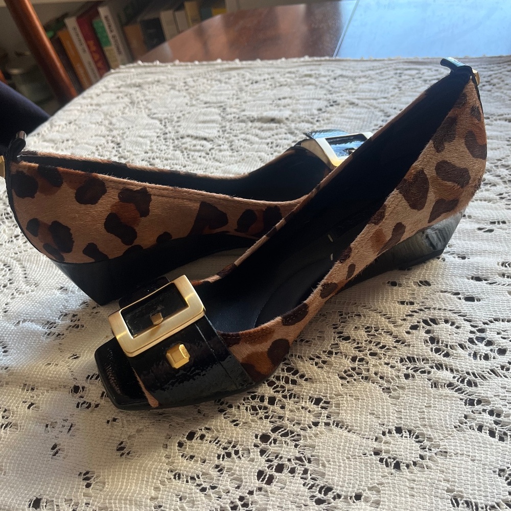 BCBGMaxAzria Women's Leopard Print Open Toe Wedges 8 1/2
